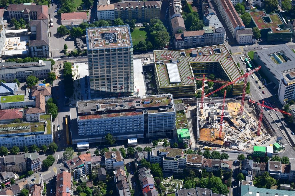 Basel von oben - Baustelle für einen Erweiterungs- Neubau auf dem Klinikgelände des Krankenhaus- Hochhaus Biozentrum der Universität und Universitätsspital in Basel, Schweiz