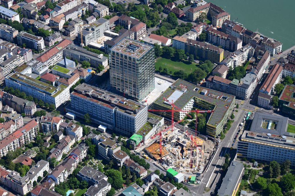 Basel aus der Vogelperspektive: Baustelle für einen Erweiterungs- Neubau auf dem Klinikgelände des Krankenhaus- Hochhaus Biozentrum der Universität und Universitätsspital in Basel, Schweiz