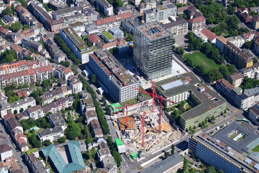 Luftaufnahme Basel - Baustelle für einen Erweiterungs- Neubau auf dem Klinikgelände des Krankenhaus- Hochhaus Biozentrum der Universität und Universitätsspital in Basel, Schweiz