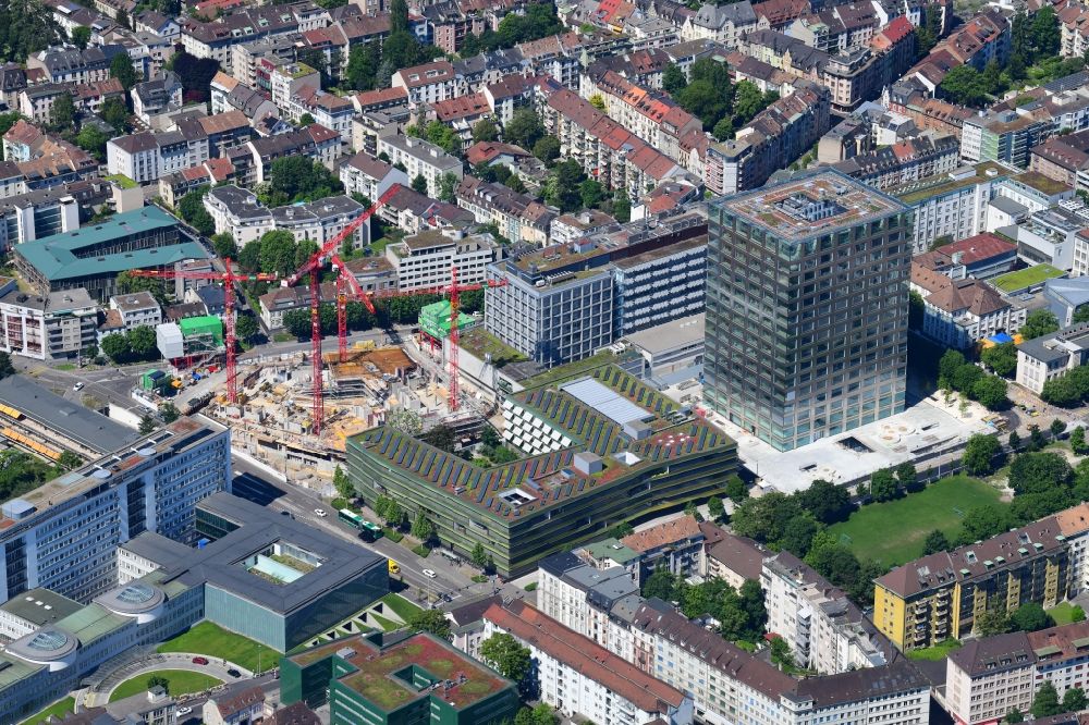 Basel von oben - Baustelle für einen Erweiterungs- Neubau auf dem Klinikgelände des Krankenhaus- Hochhaus Biozentrum der Universität und Universitätsspital in Basel, Schweiz