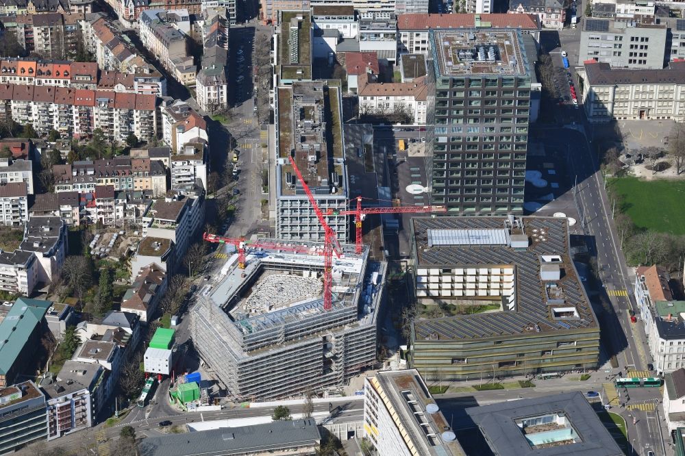 Basel aus der Vogelperspektive: Baustelle für einen Erweiterungs- Neubau auf dem Klinikgelände des Krankenhaus- Hochhaus Biozentrum der Universität und Universitätsspital in Basel, Schweiz