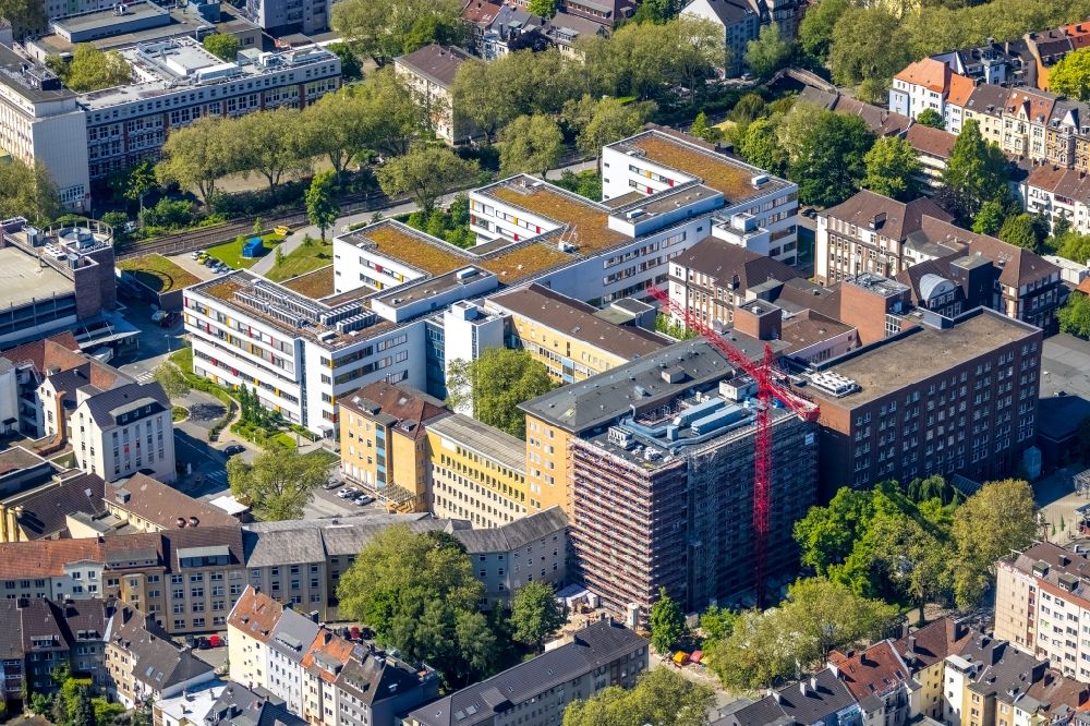 Dortmund von oben - Baustelle für einen Erweiterungs- Neubau auf dem Klinikgelände des Krankenhauses an der Beurhausstraße in Dortmund im Bundesland Nordrhein-Westfalen, Deutschland