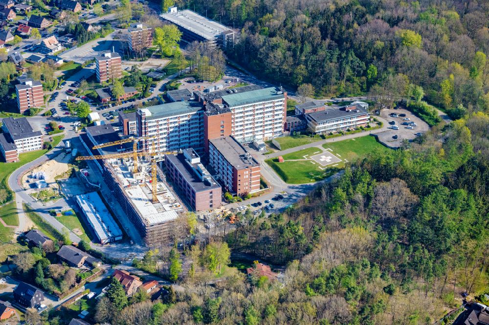 Stade von oben - Baustelle für einen Erweiterungs- Neubau auf dem Klinikgelände des Krankenhauses Elbe Klinikum in Stade im Bundesland Niedersachsen, Deutschland