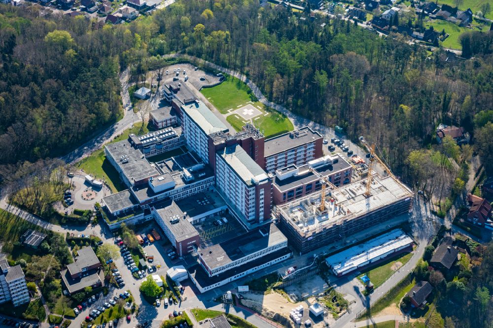 Stade aus der Vogelperspektive: Baustelle für einen Erweiterungs- Neubau auf dem Klinikgelände des Krankenhauses Elbe Klinikum in Stade im Bundesland Niedersachsen, Deutschland