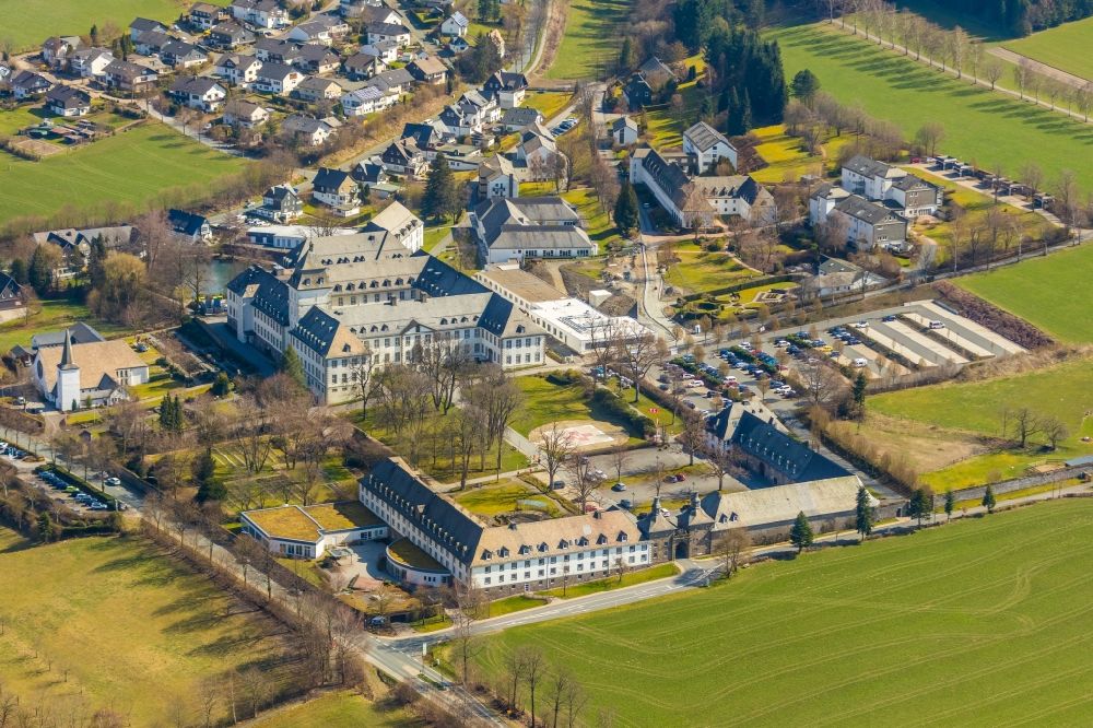 Luftbild Schmallenberg - Baustelle für einen Erweiterungs- Neubau auf dem Klinikgelände des Krankenhauses Fachkrankenhaus Kloster Grafschaft in Schmallenberg im Bundesland Nordrhein-Westfalen, Deutschland