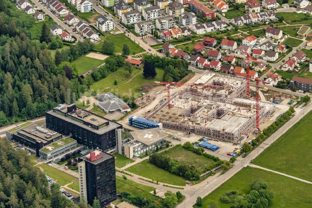 Luftaufnahme Freudenstadt - Baustelle für einen Erweiterungs- Neubau auf dem Klinikgelände des Krankenhauses in Freudenstadt im Bundesland Baden-Württemberg, Deutschland