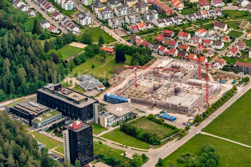 Freudenstadt von oben - Baustelle für einen Erweiterungs- Neubau auf dem Klinikgelände des Krankenhauses in Freudenstadt im Bundesland Baden-Württemberg, Deutschland