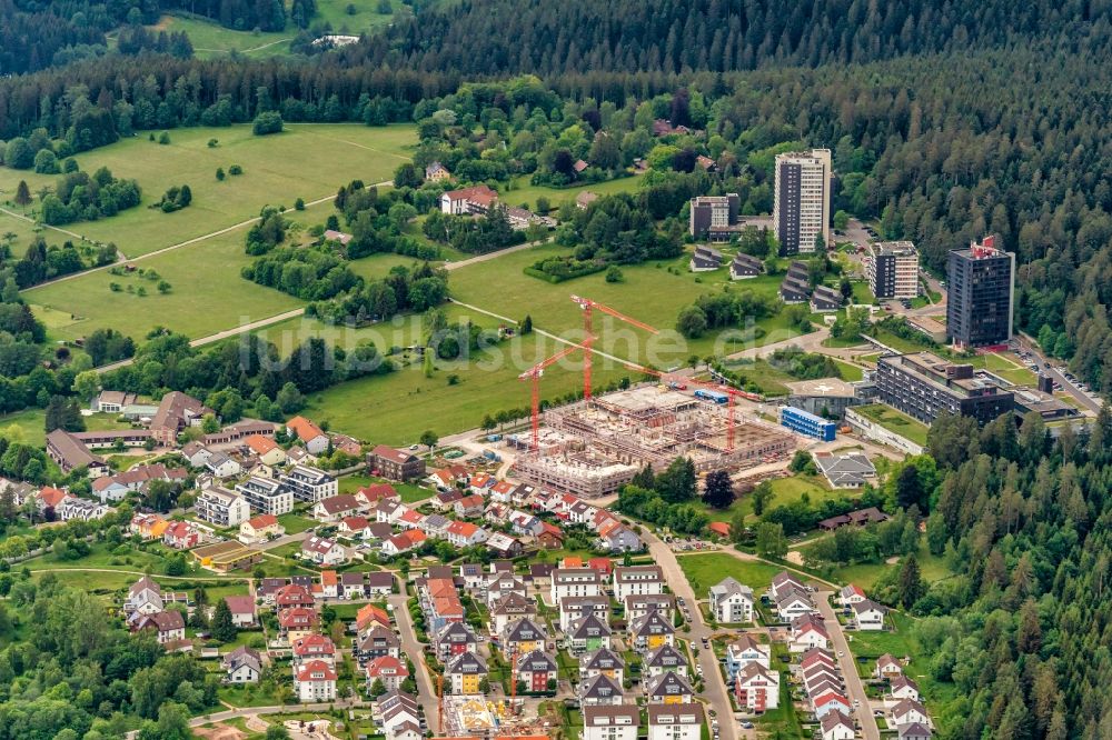 Luftaufnahme Freudenstadt - Baustelle für einen Erweiterungs- Neubau auf dem Klinikgelände des Krankenhauses in Freudenstadt im Bundesland Baden-Württemberg, Deutschland