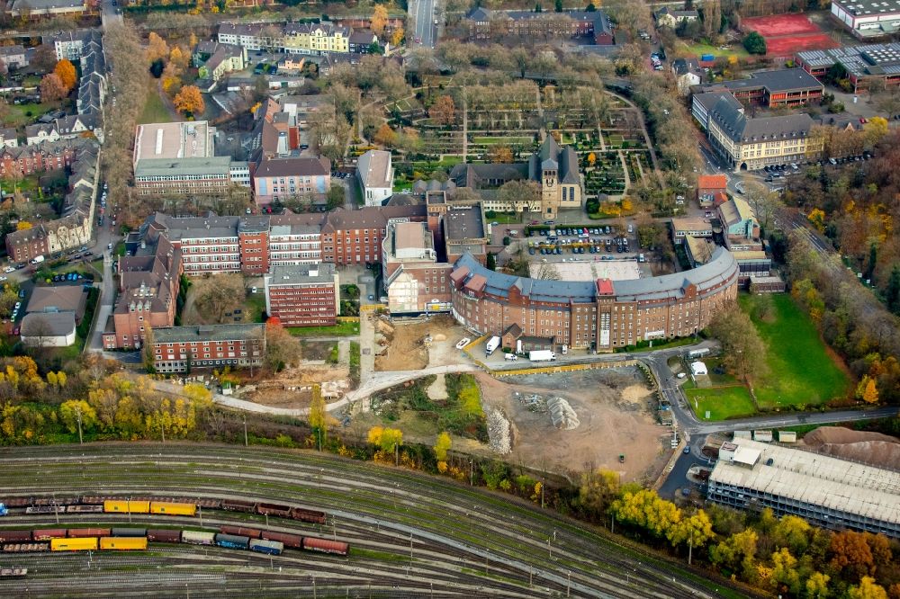 Luftbild Duisburg - Baustelle für einen Erweiterungs- Neubau auf dem Klinikgelände des Krankenhauses HELIOS St. Johannes Klinik im Ortsteil Alt-Hamborn in Duisburg im Bundesland Nordrhein-Westfalen