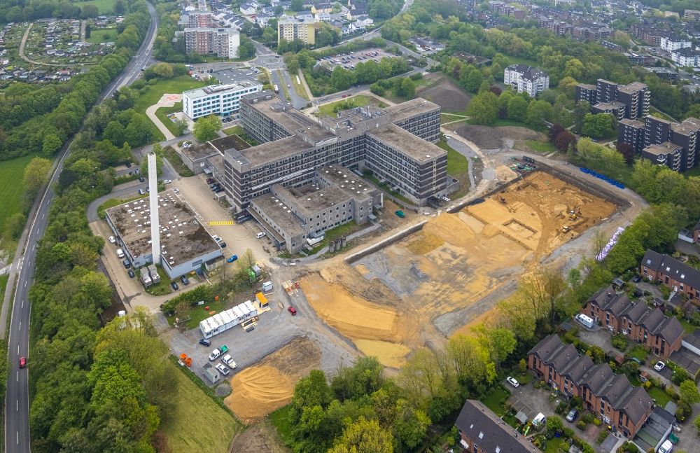 Luftaufnahme Velbert - Baustelle für einen Erweiterungs- Neubau auf dem Klinikgelände des Krankenhauses Helios Klinikum Niederberg an der Robert-Koch-Straße in Velbert im Bundesland Nordrhein-Westfalen, Deutschland