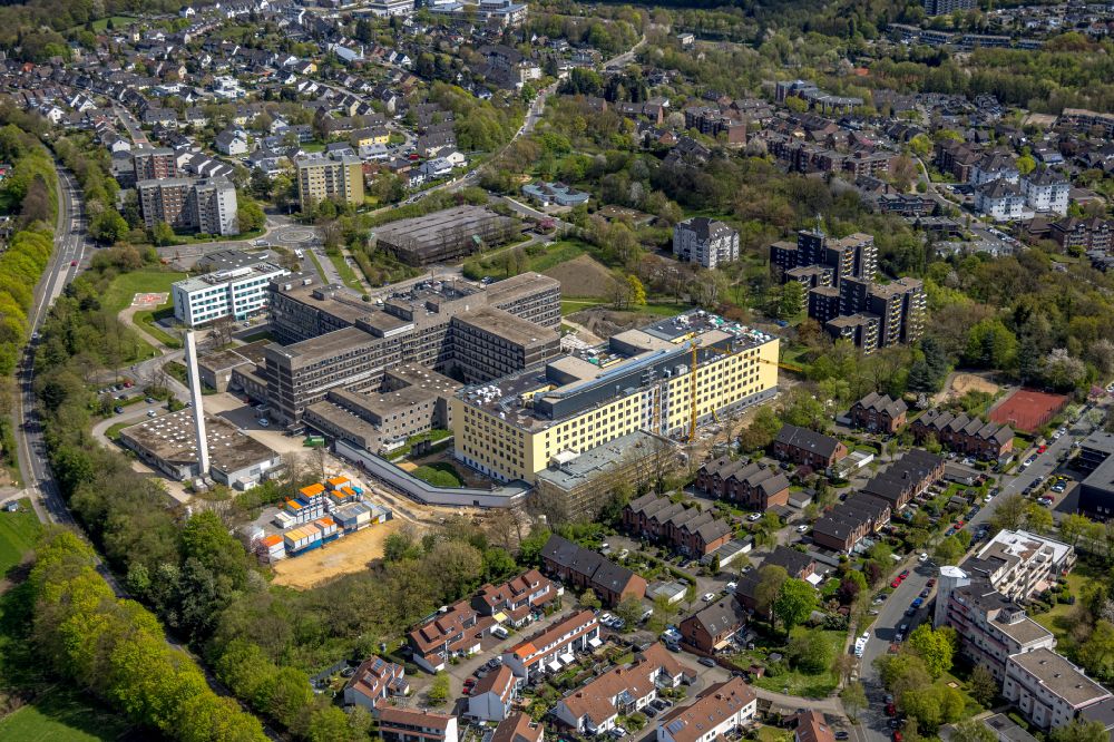 Luftbild Velbert - Baustelle für einen Erweiterungs- Neubau auf dem Klinikgelände des Krankenhauses Helios Klinikum Niederberg an der Robert-Koch-Straße in Velbert im Bundesland Nordrhein-Westfalen, Deutschland