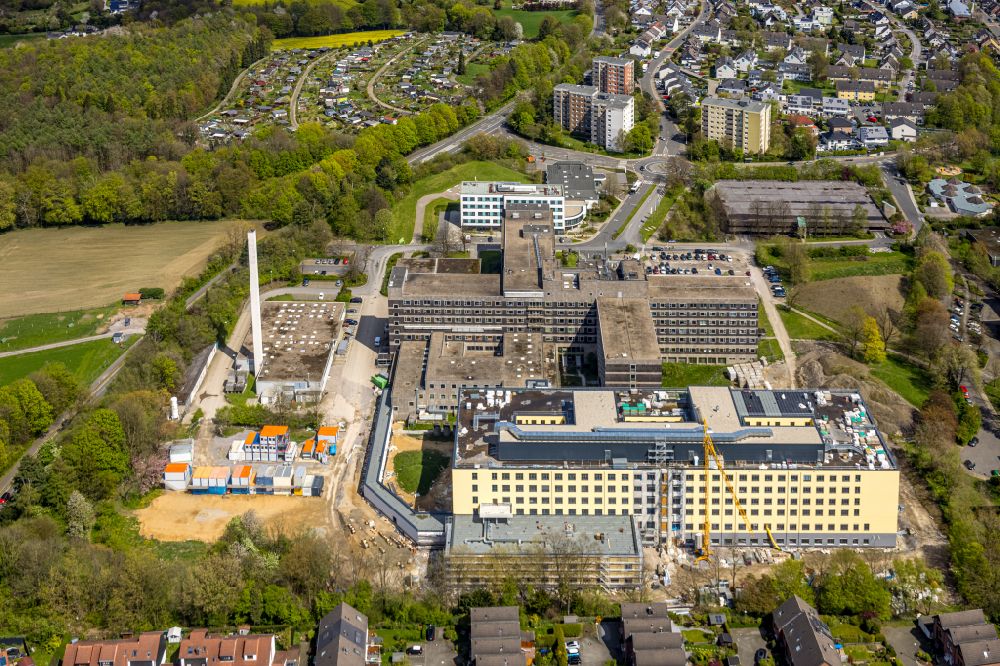 Velbert von oben - Baustelle für einen Erweiterungs- Neubau auf dem Klinikgelände des Krankenhauses Helios Klinikum Niederberg an der Robert-Koch-Straße in Velbert im Bundesland Nordrhein-Westfalen, Deutschland