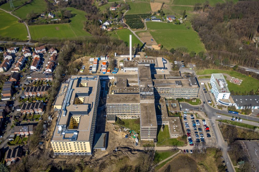 Luftaufnahme Velbert - Baustelle für einen Erweiterungs- Neubau auf dem Klinikgelände des Krankenhauses Helios Klinikum Niederberg an der Robert-Koch-Straße in Velbert im Bundesland Nordrhein-Westfalen, Deutschland