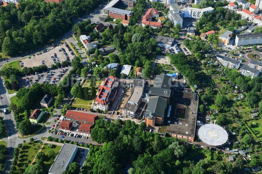 Luftbild Bernau - Baustelle für einen Erweiterungs- Neubau auf dem Klinikgelände des Krankenhauses Herzzentrum Brandenburg in Bernau im Bundesland Brandenburg