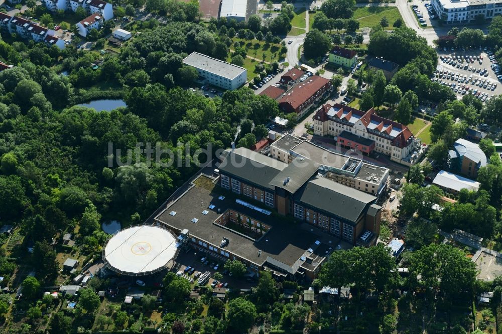 Luftaufnahme Bernau - Baustelle für einen Erweiterungs- Neubau auf dem Klinikgelände des Krankenhauses Herzzentrum Brandenburg in Bernau im Bundesland Brandenburg