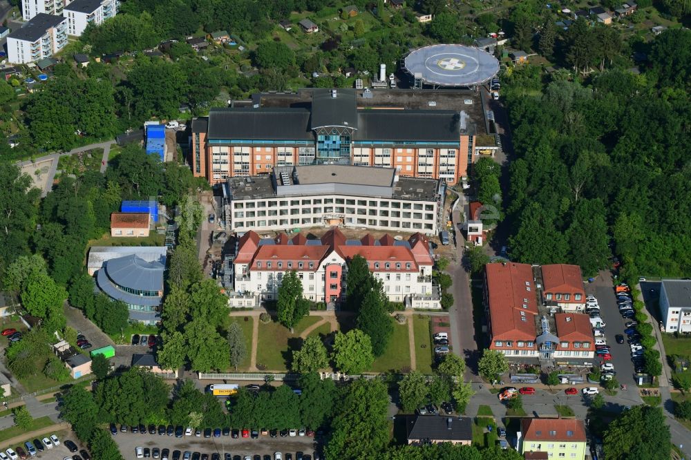 Bernau von oben - Baustelle für einen Erweiterungs- Neubau auf dem Klinikgelände des Krankenhauses Herzzentrum Brandenburg in Bernau im Bundesland Brandenburg