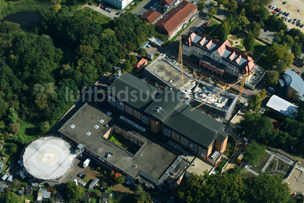 Luftaufnahme Bernau - Baustelle für einen Erweiterungs- Neubau auf dem Klinikgelände des Krankenhauses Herzzentrum Brandenburg Ladeburger Straße in Bernau im Bundesland Brandenburg