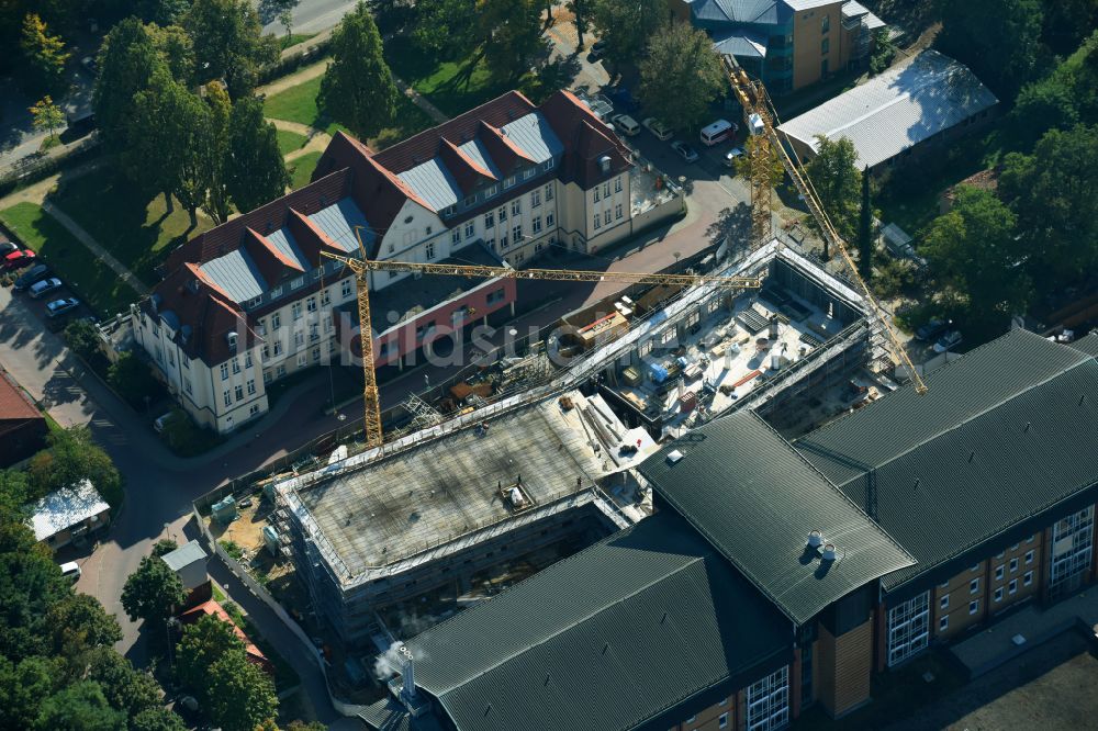 Luftbild Bernau - Baustelle für einen Erweiterungs- Neubau auf dem Klinikgelände des Krankenhauses Herzzentrum Brandenburg Ladeburger Straße in Bernau im Bundesland Brandenburg