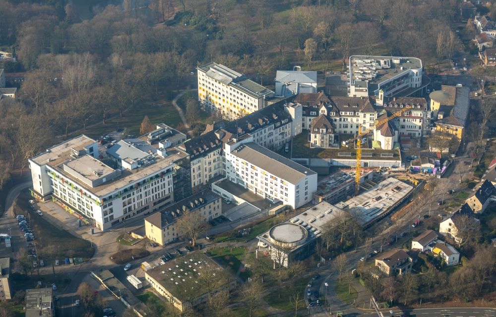 Bochum von oben - Baustelle für einen Erweiterungs- Neubau auf dem Klinikgelände des Krankenhauses St. Josef-Hospital Bochum an der Gudrunstraße in Bochum im Bundesland Nordrhein-Westfalen, Deutschland