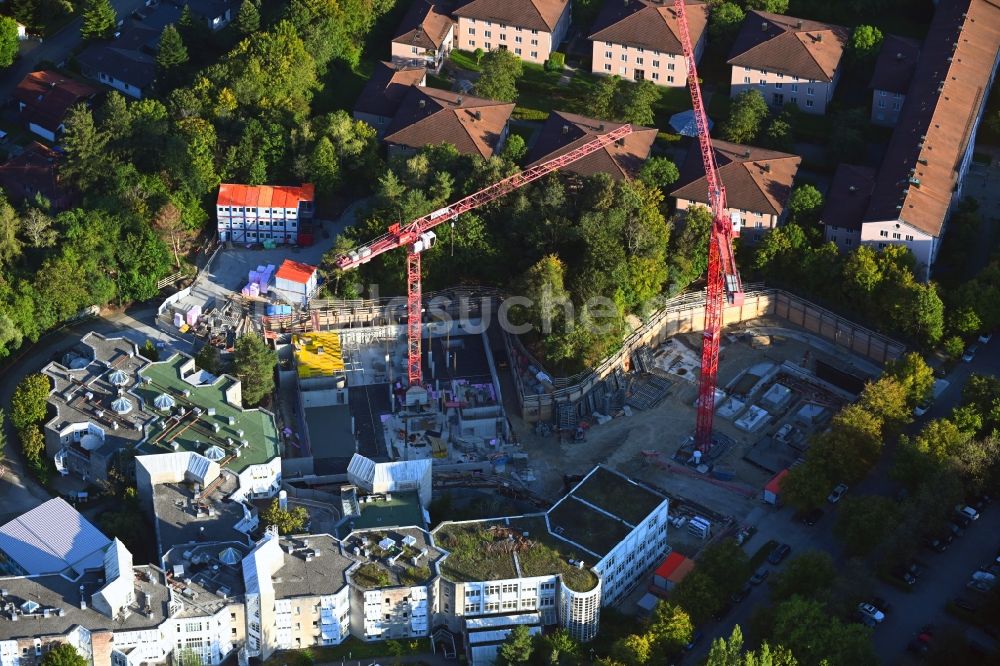 München von oben - Baustelle für einen Erweiterungs- Neubau auf dem Klinikgelände des Krankenhauses KBO Kinderzentrum in München im Bundesland Bayern, Deutschland