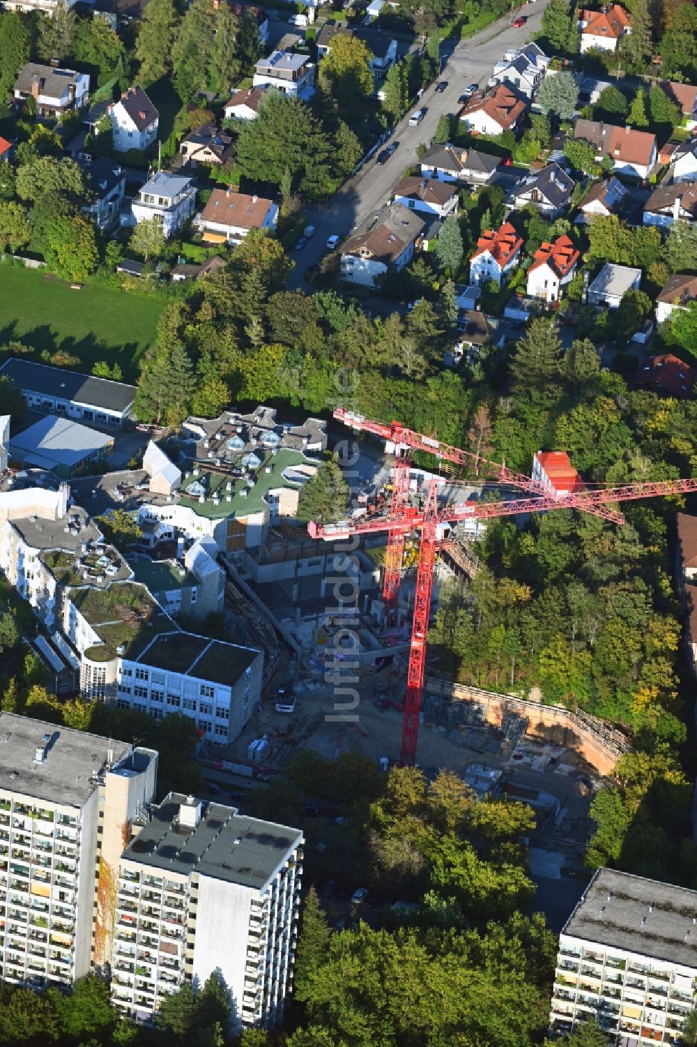 Luftaufnahme München - Baustelle für einen Erweiterungs- Neubau auf dem Klinikgelände des Krankenhauses KBO Kinderzentrum in München im Bundesland Bayern, Deutschland