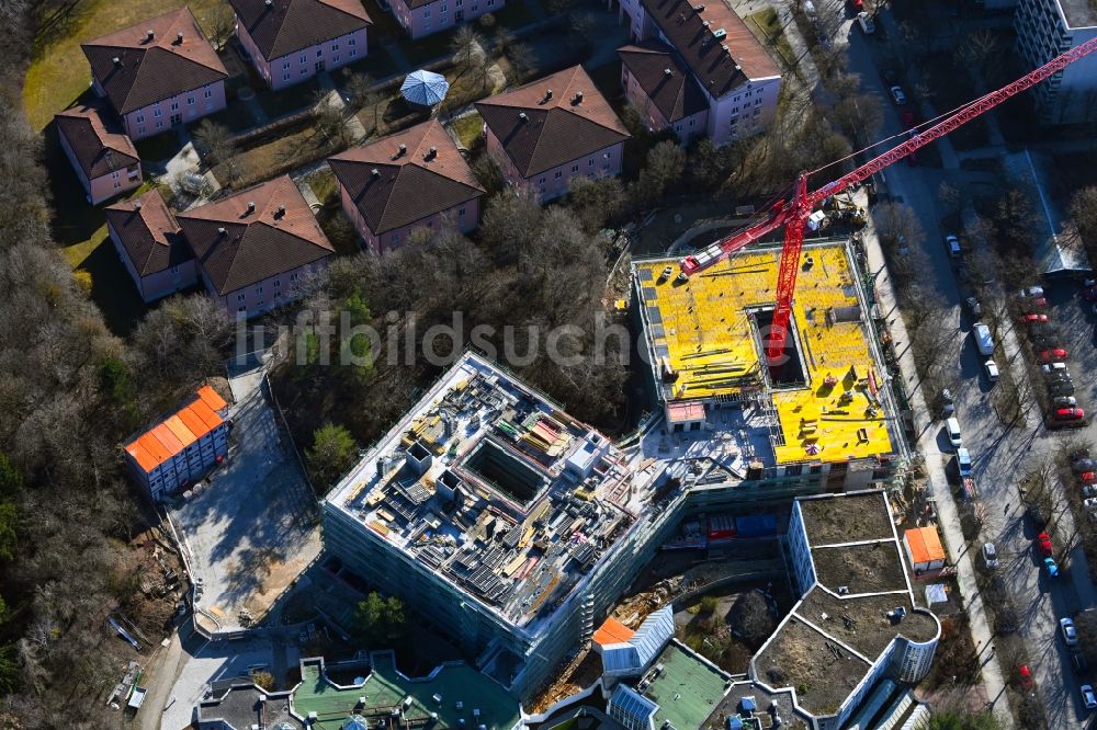 Luftaufnahme München - Baustelle für einen Erweiterungs- Neubau auf dem Klinikgelände des Krankenhauses KBO Kinderzentrum in München im Bundesland Bayern, Deutschland