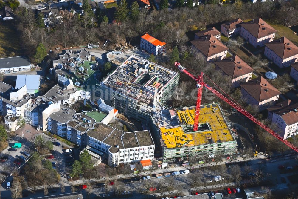 Luftbild München - Baustelle für einen Erweiterungs- Neubau auf dem Klinikgelände des Krankenhauses KBO Kinderzentrum in München im Bundesland Bayern, Deutschland