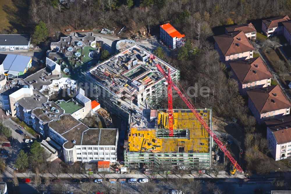 München von oben - Baustelle für einen Erweiterungs- Neubau auf dem Klinikgelände des Krankenhauses KBO Kinderzentrum in München im Bundesland Bayern, Deutschland