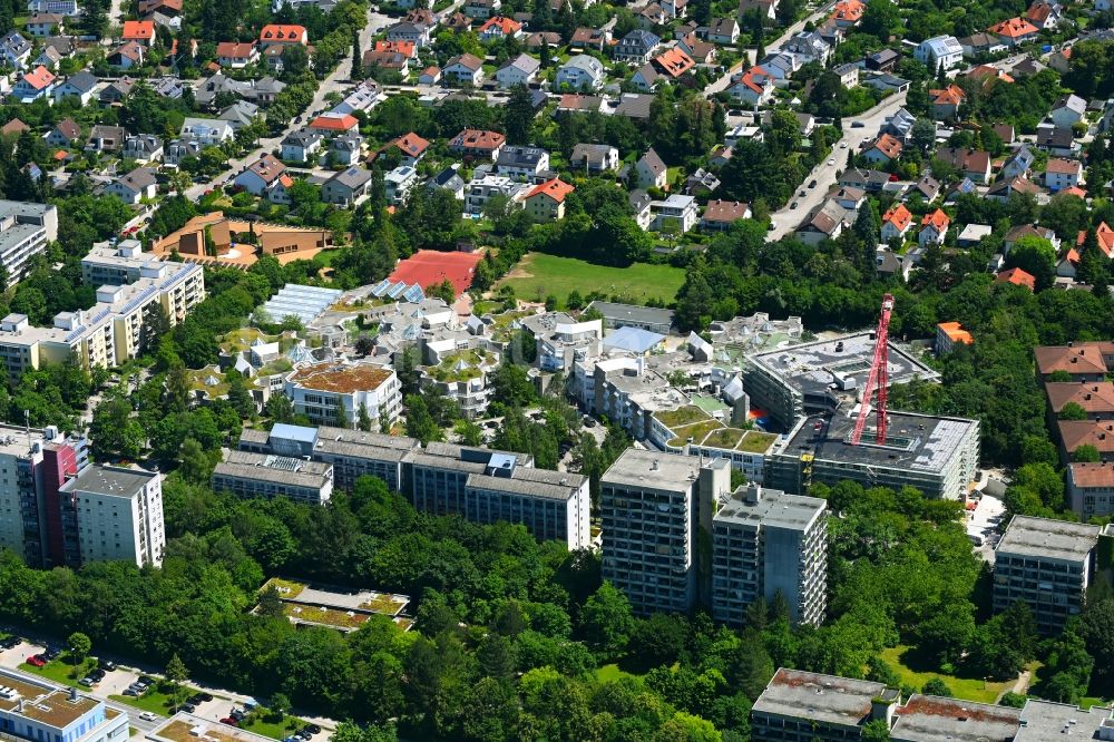 München aus der Vogelperspektive: Baustelle für einen Erweiterungs- Neubau auf dem Klinikgelände des Krankenhauses KBO Kinderzentrum in München im Bundesland Bayern, Deutschland