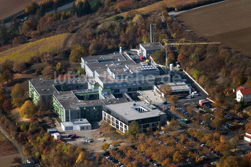 Kitzingen von oben - Baustelle für einen Erweiterungs- Neubau auf dem Klinikgelände des Krankenhauses der Klinikdienste Kitzinger Land GmbH in Kitzingen im Bundesland Bayern, Deutschland