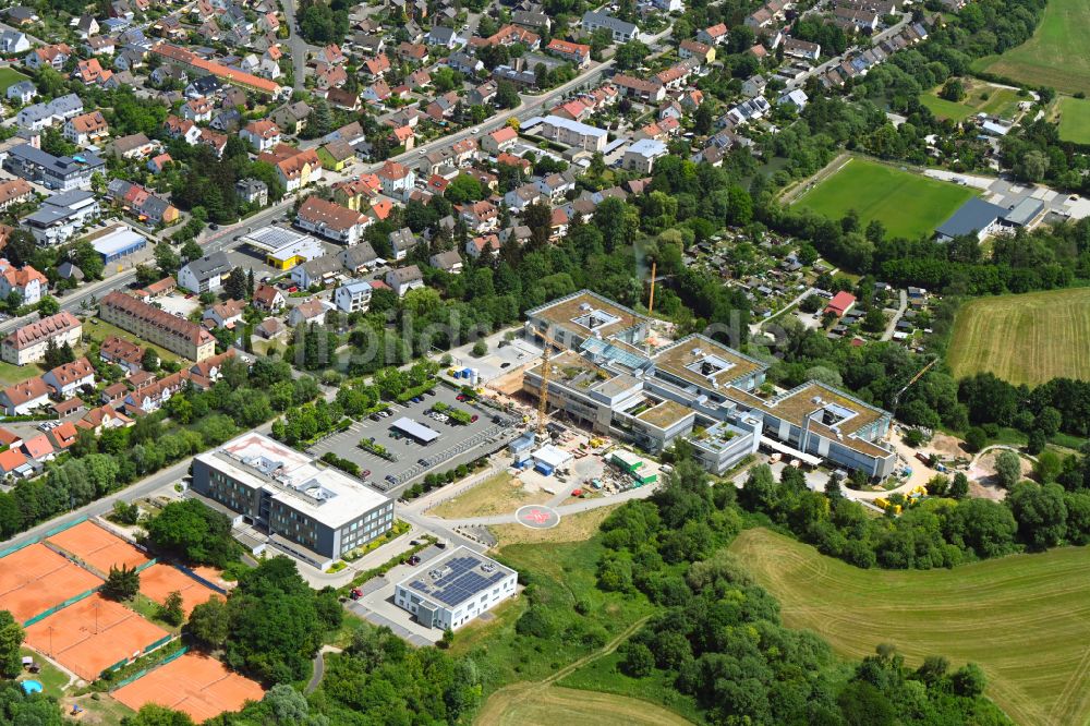 Luftaufnahme Forchheim - Baustelle für einen Erweiterungs- Neubau auf dem Klinikgelände des Krankenhauses Klinikum Forchheim der Vereinigten Pfründerstiftung in Forchheim im Bundesland Bayern, Deutschland