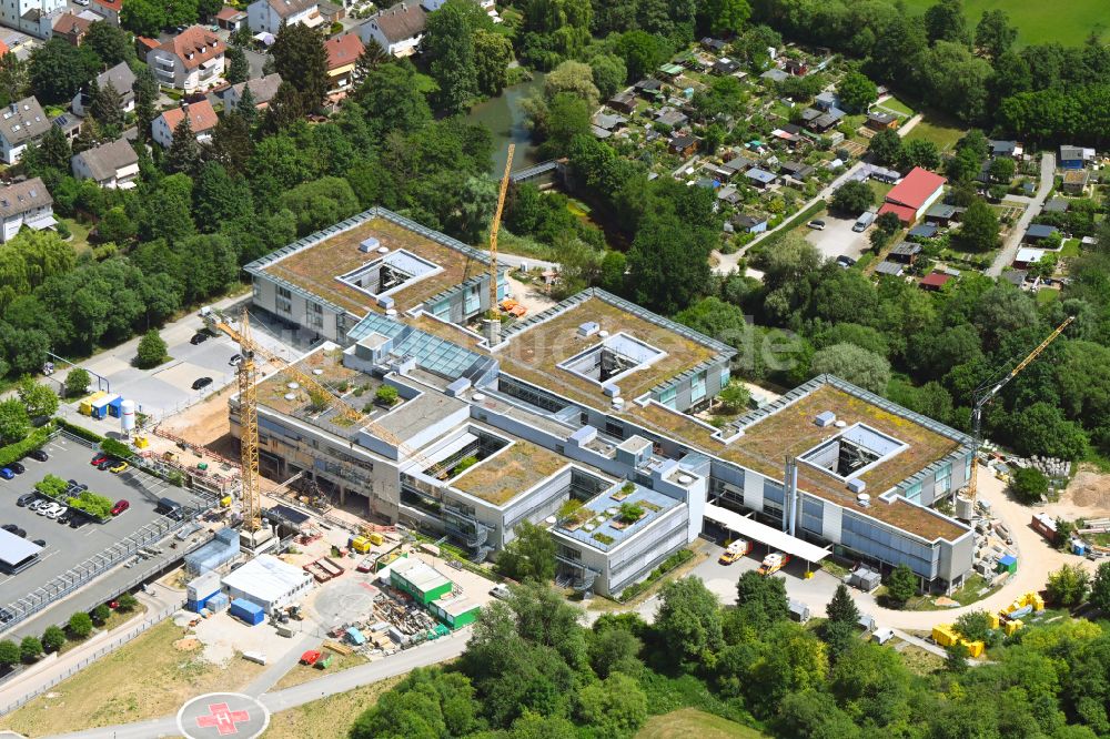 Forchheim von oben - Baustelle für einen Erweiterungs- Neubau auf dem Klinikgelände des Krankenhauses Klinikum Forchheim der Vereinigten Pfründerstiftung in Forchheim im Bundesland Bayern, Deutschland