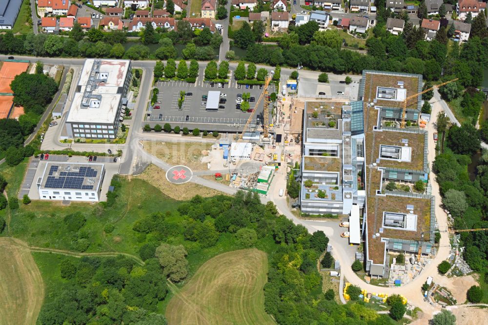 Luftbild Forchheim - Baustelle für einen Erweiterungs- Neubau auf dem Klinikgelände des Krankenhauses Klinikum Forchheim der Vereinigten Pfründerstiftung in Forchheim im Bundesland Bayern, Deutschland