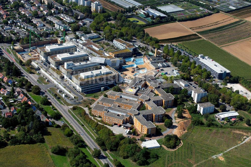Heilbronn von oben - Baustelle für einen Erweiterungs- Neubau auf dem Klinikgelände des Krankenhauses Klinikum Am Gesundbrunnen in Heilbronn im Bundesland Baden-Württemberg, Deutschland