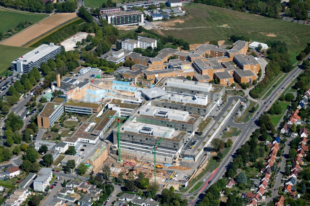 Heilbronn von oben - Baustelle für einen Erweiterungs- Neubau auf dem Klinikgelände des Krankenhauses Klinikum Am Gesundbrunnen in Heilbronn im Bundesland Baden-Württemberg, Deutschland