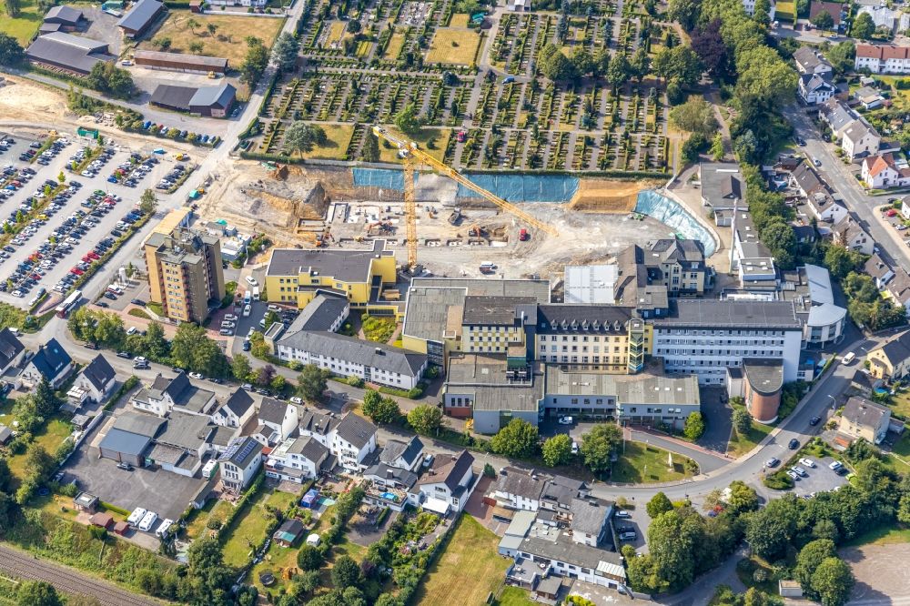 Luftaufnahme Arnsberg - Baustelle für einen Erweiterungs- Neubau auf dem Klinikgelände des Krankenhauses Klinikum Hochsauerland in Arnsberg im Bundesland Nordrhein-Westfalen, Deutschland