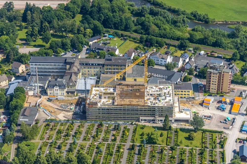 Luftaufnahme Arnsberg - Baustelle für einen Erweiterungs- Neubau auf dem Klinikgelände des Krankenhauses Klinikum Hochsauerland in Arnsberg im Bundesland Nordrhein-Westfalen, Deutschland