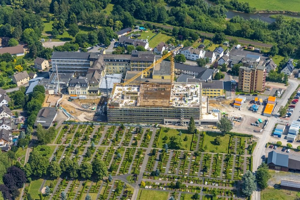 Arnsberg von oben - Baustelle für einen Erweiterungs- Neubau auf dem Klinikgelände des Krankenhauses Klinikum Hochsauerland in Arnsberg im Bundesland Nordrhein-Westfalen, Deutschland