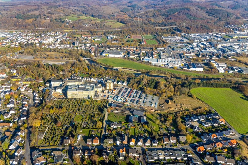 Luftbild Arnsberg - Baustelle für einen Erweiterungs- Neubau auf dem Klinikgelände des Krankenhauses Klinikum Hochsauerland in Arnsberg im Bundesland Nordrhein-Westfalen, Deutschland