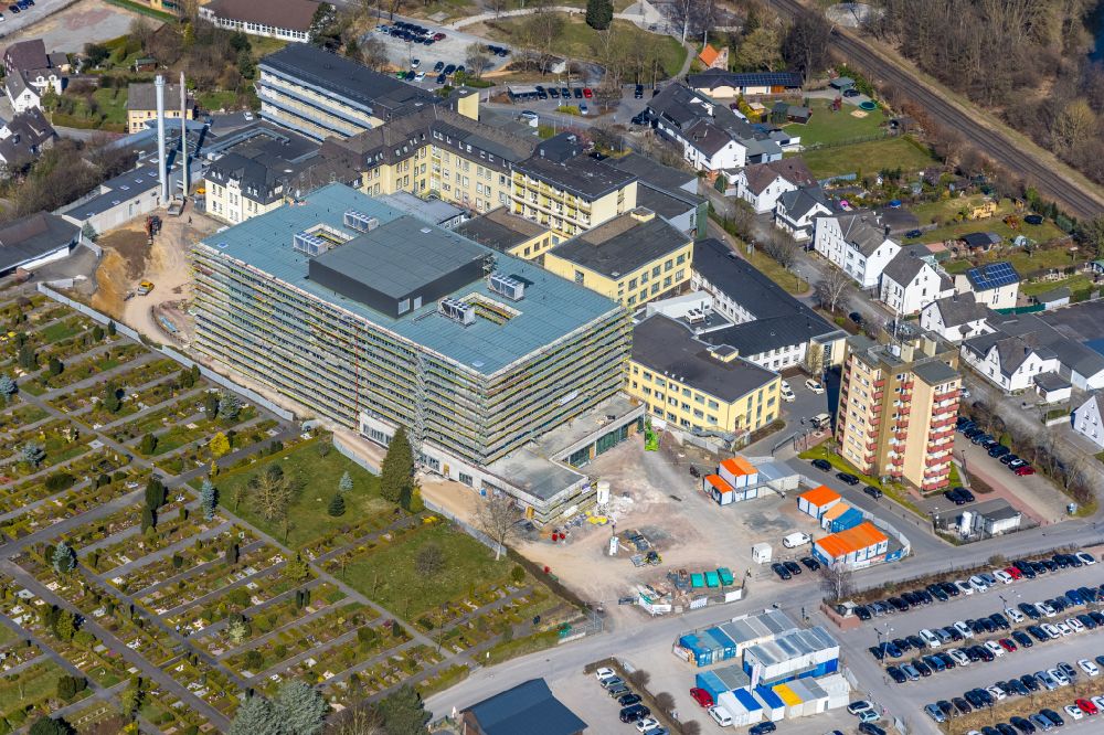 Arnsberg von oben - Baustelle für einen Erweiterungs- Neubau auf dem Klinikgelände des Krankenhauses Klinikum Hochsauerland in Arnsberg im Bundesland Nordrhein-Westfalen, Deutschland