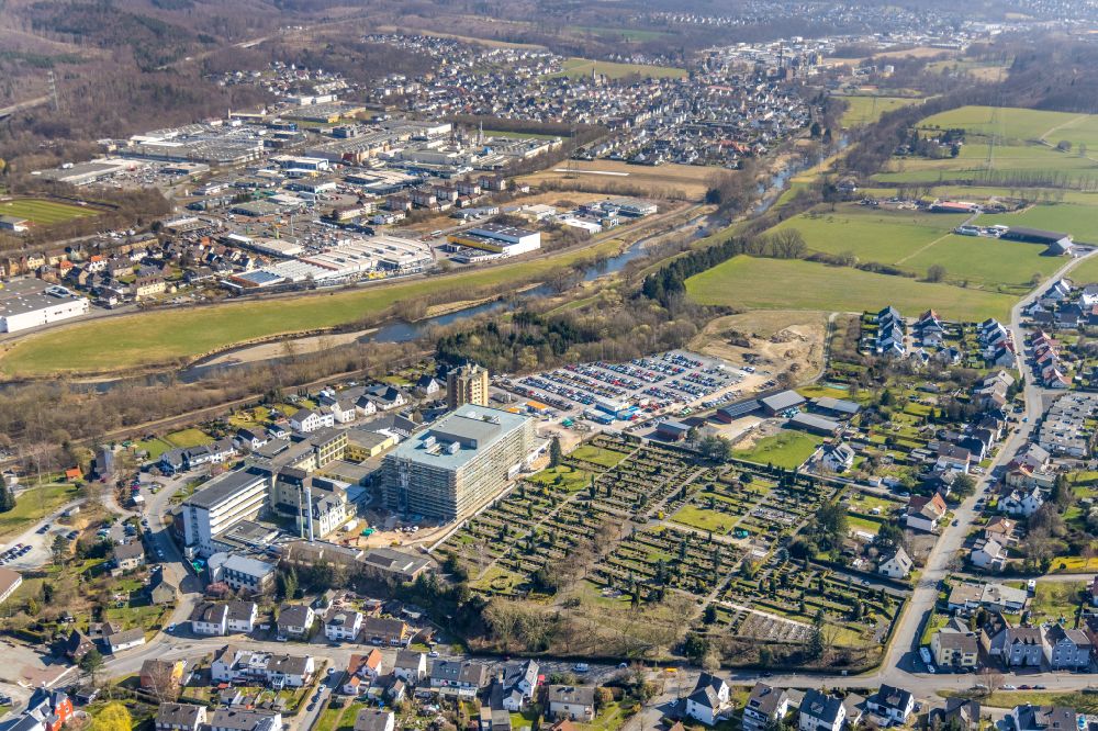 Arnsberg von oben - Baustelle für einen Erweiterungs- Neubau auf dem Klinikgelände des Krankenhauses Klinikum Hochsauerland - Karolinen-Hospital in Arnsberg im Bundesland Nordrhein-Westfalen, Deutschland