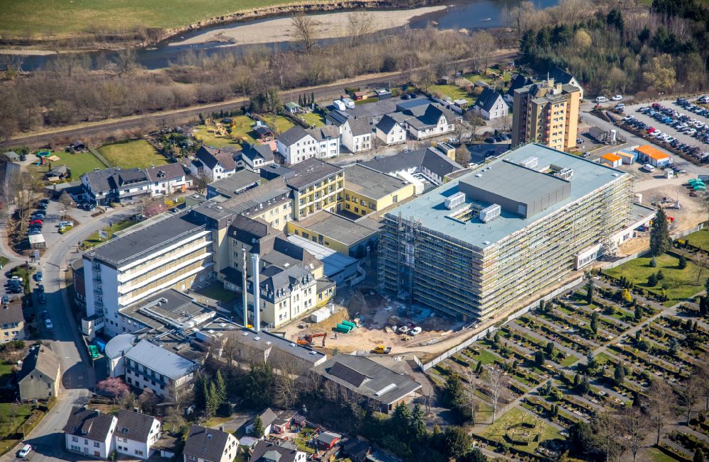 Luftbild Arnsberg - Baustelle für einen Erweiterungs- Neubau auf dem Klinikgelände des Krankenhauses Klinikum Hochsauerland - Karolinen-Hospital in Arnsberg im Bundesland Nordrhein-Westfalen, Deutschland