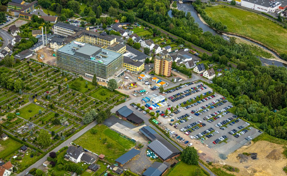 Luftaufnahme Arnsberg - Baustelle für einen Erweiterungs- Neubau auf dem Klinikgelände des Krankenhauses Klinikum Hochsauerland - Karolinen-Hospital in Arnsberg im Bundesland Nordrhein-Westfalen, Deutschland