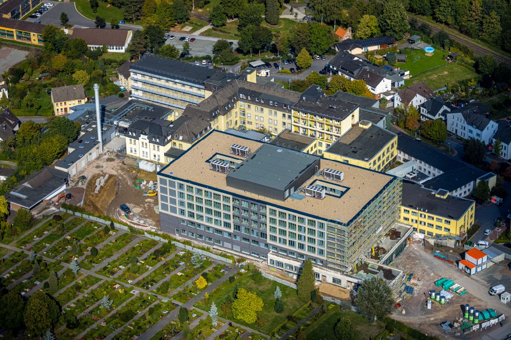 Arnsberg von oben - Baustelle für einen Erweiterungs- Neubau auf dem Klinikgelände des Krankenhauses Klinikum Hochsauerland - Karolinen-Hospital in Arnsberg im Bundesland Nordrhein-Westfalen, Deutschland