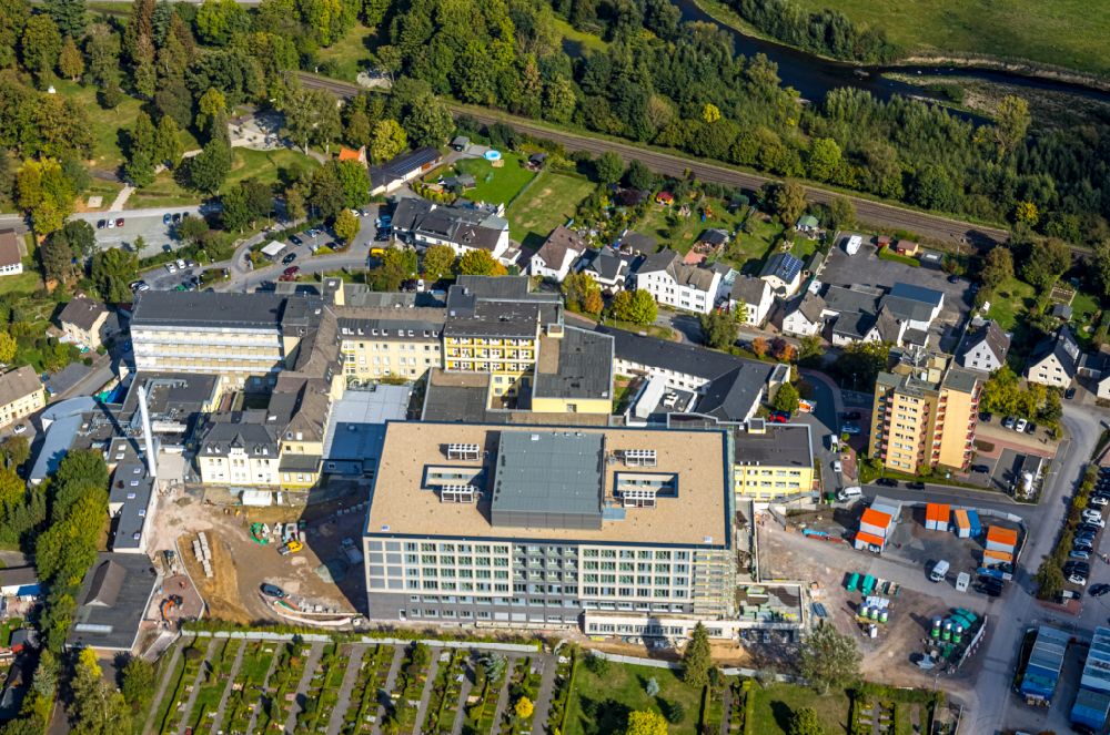 Luftaufnahme Arnsberg - Baustelle für einen Erweiterungs- Neubau auf dem Klinikgelände des Krankenhauses Klinikum Hochsauerland - Karolinen-Hospital in Arnsberg im Bundesland Nordrhein-Westfalen, Deutschland