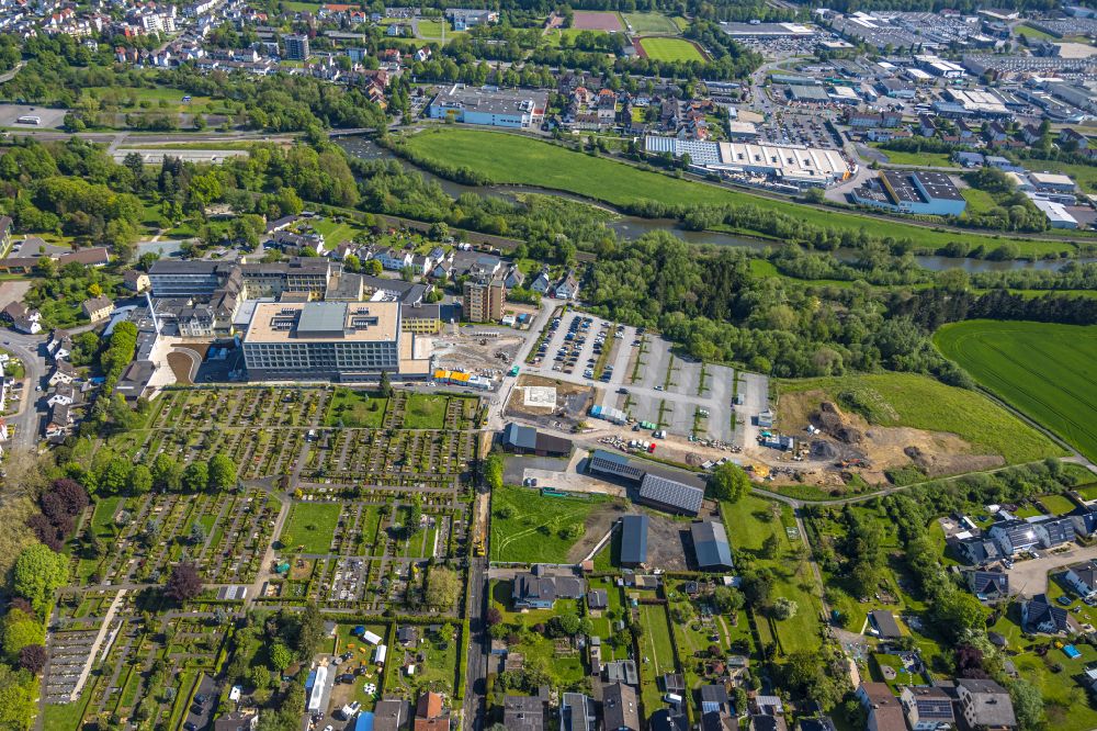 Luftbild Arnsberg - Baustelle für einen Erweiterungs- Neubau auf dem Klinikgelände des Krankenhauses Klinikum Hochsauerland - Karolinen-Hospital in Arnsberg im Bundesland Nordrhein-Westfalen, Deutschland