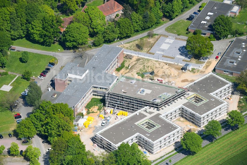 Bedburg-Hau von oben - Baustelle für einen Erweiterungs- Neubau auf dem Klinikgelände des Krankenhauses LVR-Klinik Bedburg-Hau in Bedburg-Hau im Bundesland Nordrhein-Westfalen, Deutschland