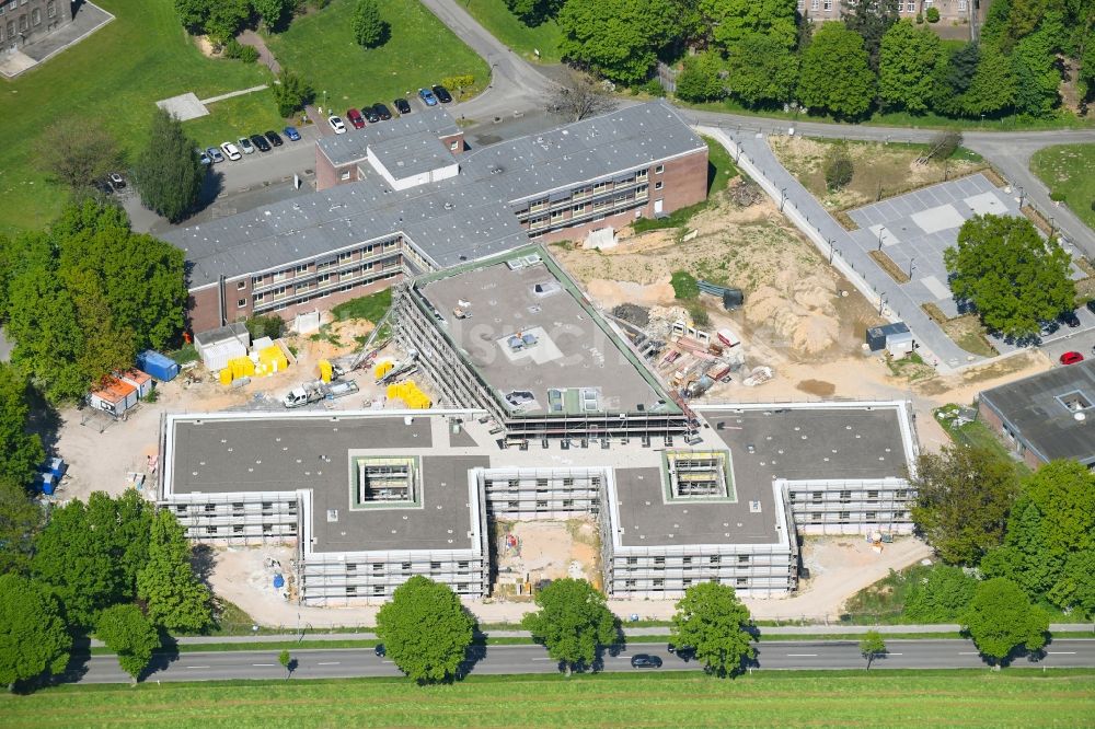 Bedburg-Hau aus der Vogelperspektive: Baustelle für einen Erweiterungs- Neubau auf dem Klinikgelände des Krankenhauses LVR-Klinik Bedburg-Hau in Bedburg-Hau im Bundesland Nordrhein-Westfalen, Deutschland