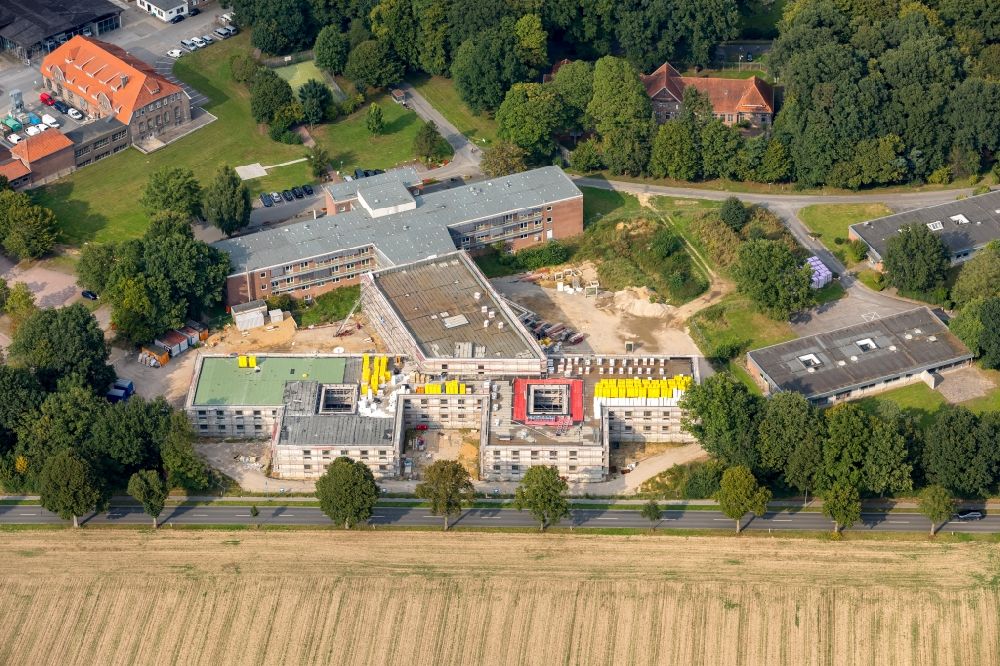 Luftbild Bedburg-Hau - Baustelle für einen Erweiterungs- Neubau auf dem Klinikgelände des Krankenhauses LVR-Klinik Bedburg-Hau am Johann-van-Aken-Ring - Grüner Winkel in Bedburg-Hau im Bundesland Nordrhein-Westfalen, Deutschland