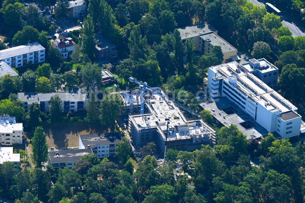 Luftbild Berlin - Baustelle für einen Erweiterungs- Neubau auf dem Klinikgelände des Krankenhauses Malteser-Krankenhaus in Berlin, Deutschland